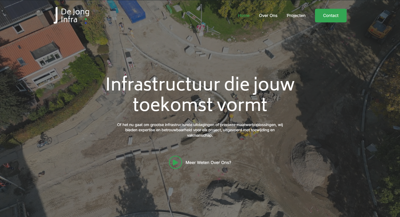 Homepage van De Jong Infra met een luchtfoto van infrastructuurwerk, navigatie en een introductie.