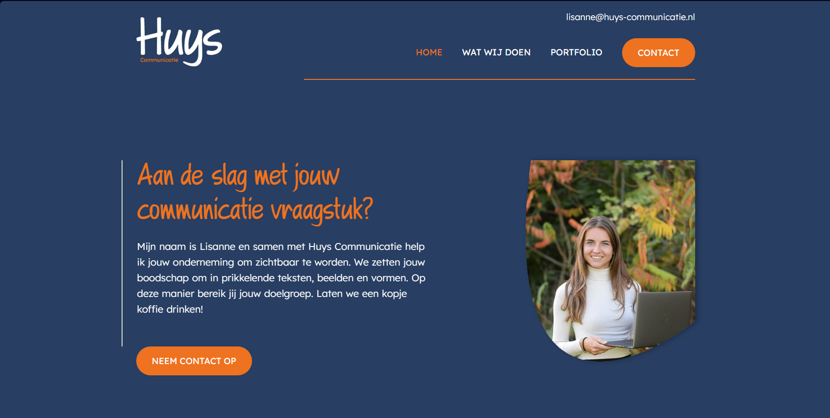 Homepage van Huys Communicatie met een donkerblauwe en oranje huisstijl, persoonlijke introductie en portretfoto.