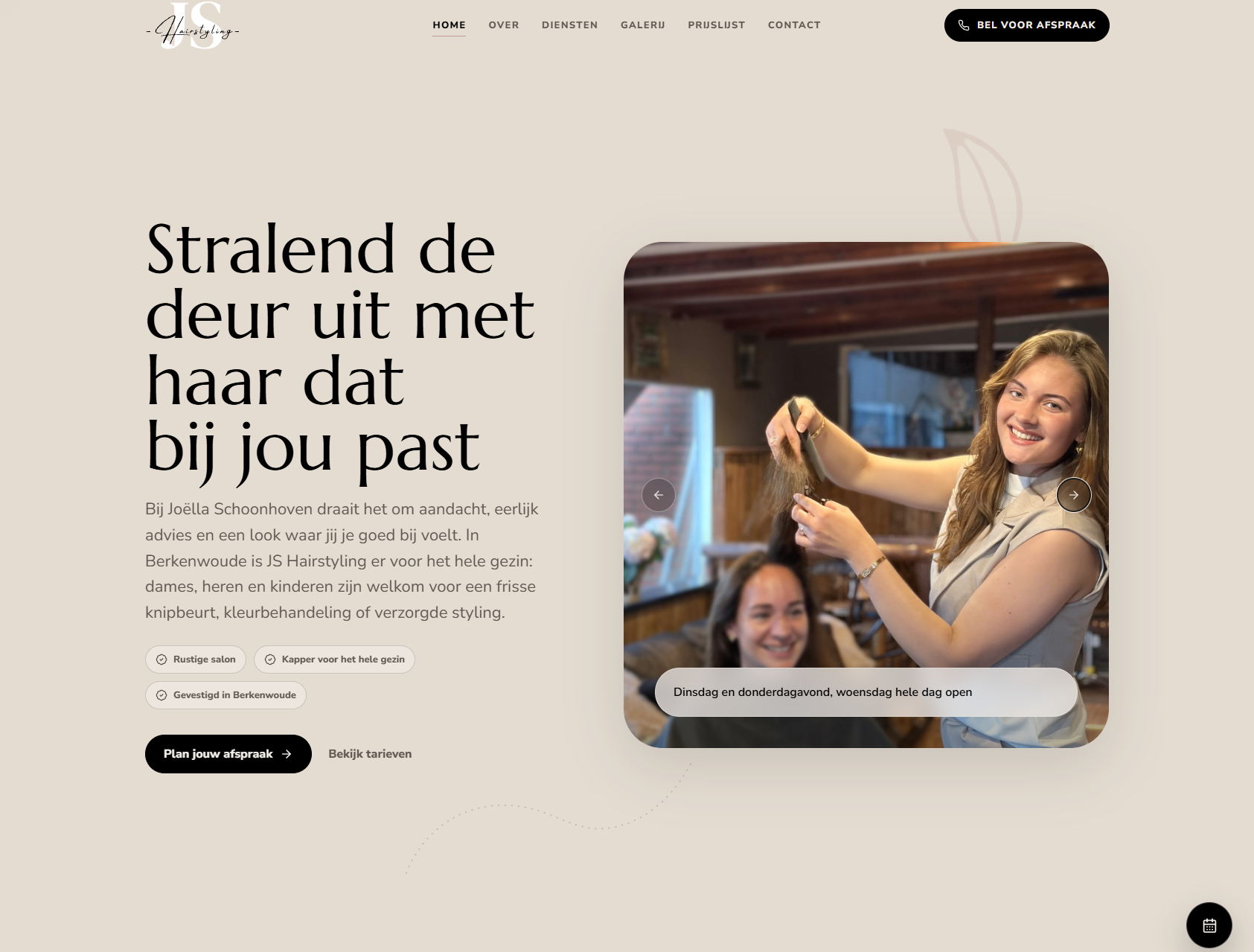Homepage van JS Hairstyling met de introductie en een foto van Joëlla Schoonhoven aan het werk in de kapsalon.