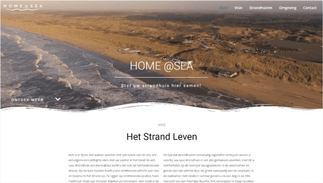 Home @Sea website met een grote luchtfoto van strand en zee, navigatie naar strandhuizen en omgeving, en de sectie Het Strand Leven.