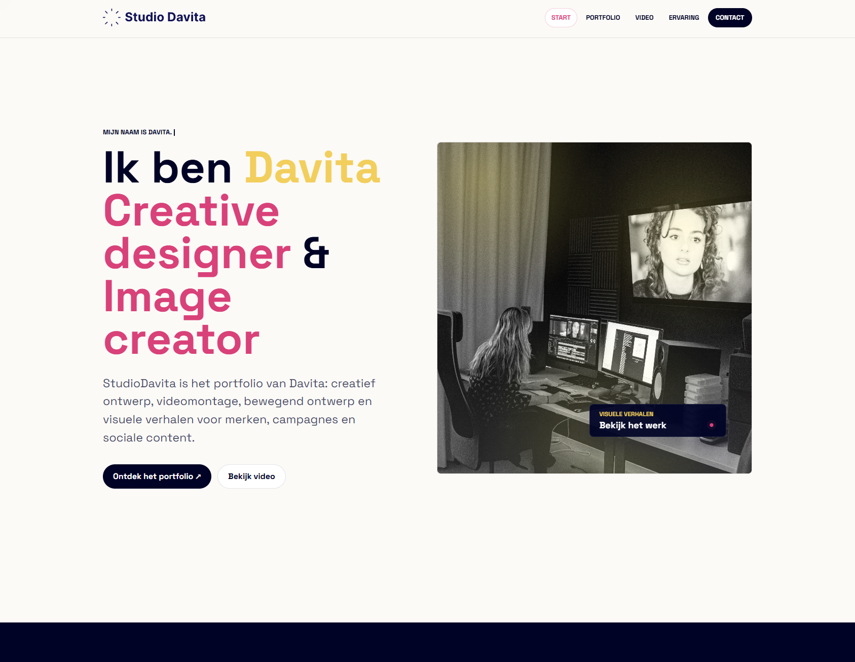 Homepage van Studio Davita met een persoonlijke introductie, roze en gele typografie en een foto van de creatieve werkplek.